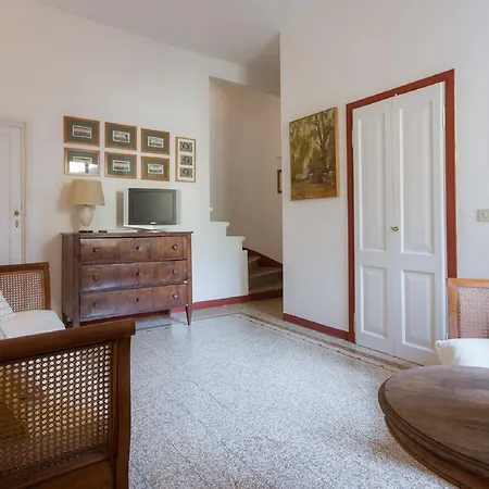 - Teatina Apartment Florence